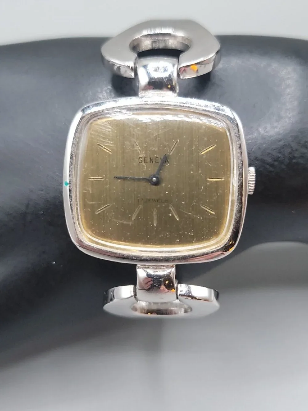 Vintage Geneva 17 Jewels Mechanical Ladies Cocktail Watch Cushion Case RUNS